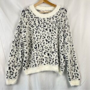 Mi Ami Francesca’s Cheetah Print Fuzzy Crew Neck Pullover Sweater Medium